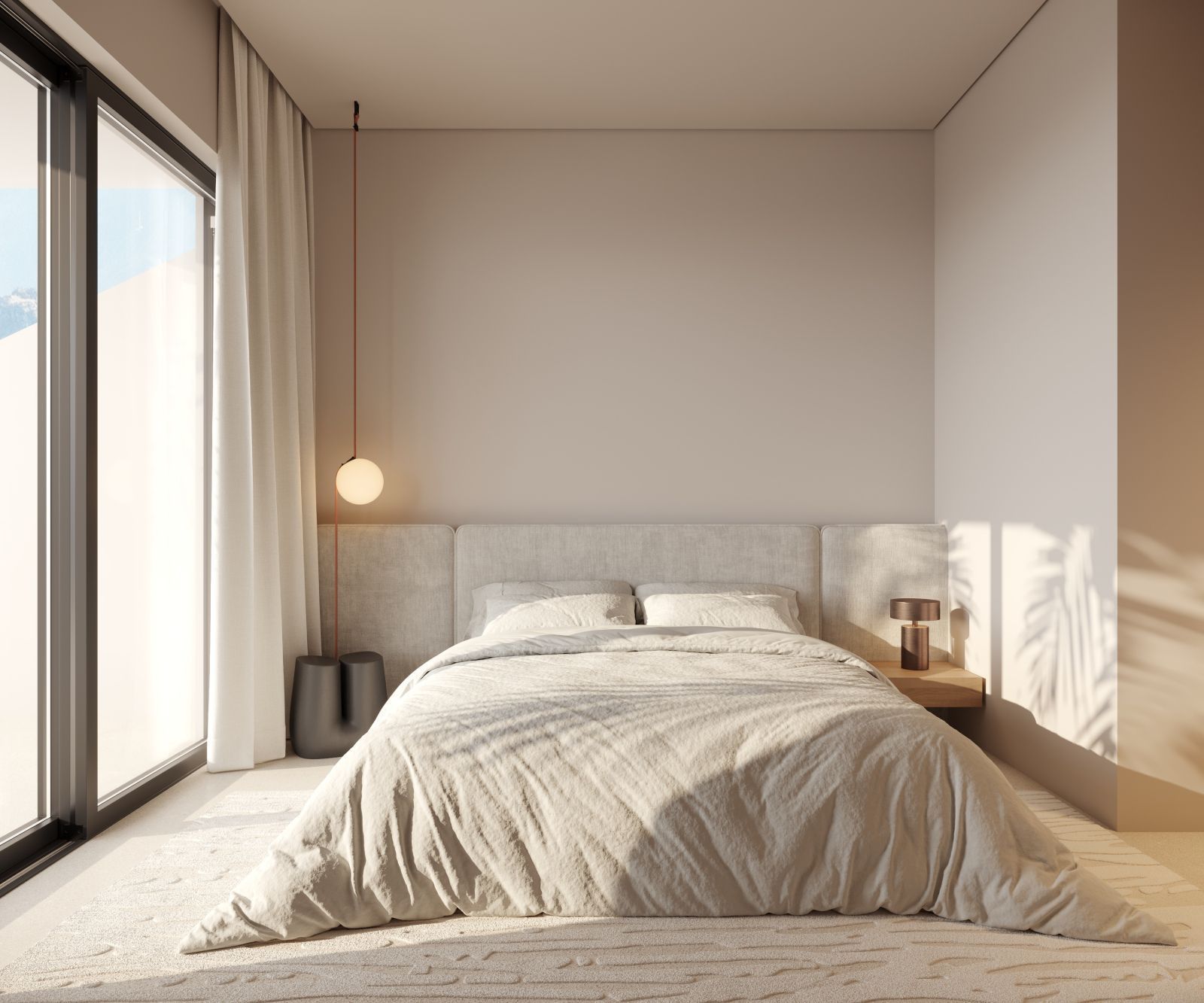Neutralt sovrum med gott om naturligt ljus.